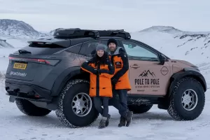Expediční Nissan Ariya pro cestu z pólu na pól je hotový. Zvenčí nabral svaly, elektrický pohon je sériový