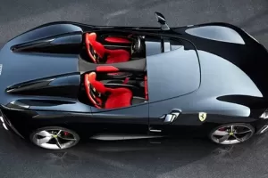 Ferrari ukazuje své speciální modely. Monza SP1 a SP2 zamíří ke sběratelům