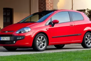 Fiat Punto se dočká nástupce. Využije základ Peugeotu 208 a Opelu Corsa