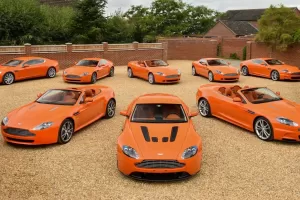 Je libo oranžádu? Do aukce míří smečka téměř nejetých Aston Martinů, ne všechny budou drahé