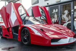 Jediné Ferrari FXX upravené pro silniční provoz je teď na prodej