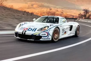 Jediné Porsche Carrera GT-R se na Le Mans nedostalo. Teď může být vaše, má i značky