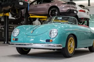 Kalifornský prodejce Porsche zrenovoval vzácné 356 Speedster. Oslní vás nejen unikátní barvou
