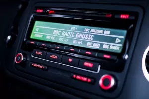 Klasické AM/FM rádio a CD z aut jen tak nezmizí. Kvůli Američanům