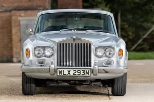 Krásný Rolls-Royce Silver Shadow vlastnil Freddie Mercury až do smrti. Teď může být váš