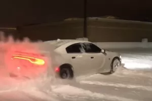 Lze použít Dodge Charger Hellcat jako sněžný pluh? Podívejte se