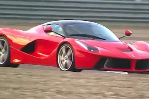 La Ferrari je bestie, která kousne i Kimi Raikkonena. Ale ten zvuk!
