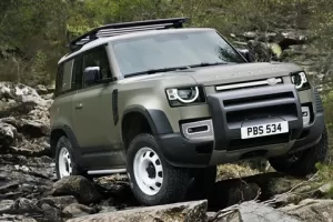 Land Rover prý chystá dostupnější off-road. Luxusní verze Defenderu přijde také