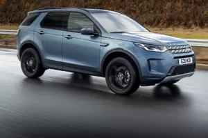 Land Rover rozšiřuje nabídku o dva plug-in hybridy. Kteří velikáni dostali tříválec?