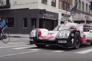 Le Mans v běžném provozu. Porsche 919 Hybrid se objevilo v ulicích New Yorku