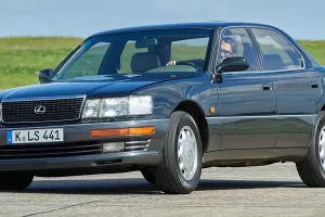 Lexus LS z roku 1993 by dnes stál jako Rolls-Royce. Dobový ceník je krásným okénkem do nedávné minulosti
