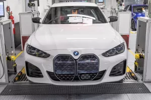 Podívejte se na výrobu nového BMW i4 v Mnichově. Brzy tu budou jen elektroauta