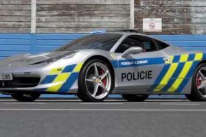 Policie ČR nasadila do služby zabavené Ferrari 458 Italia! Stálo méně než Octavia, půjde po agresivních řidičích