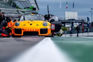 Porsche 911 GT2 RS Clubsport si aerodynamikou pomáhá ke spolehlivosti.  Prověřil to ostrý závod v Monze