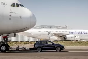 Porsche s novým rekordem. Cayenne tahal obří letoun Airbus A380