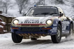 Porsche zrestaurovalo původní 959 z Rallye Paříž – Dakar. Závoďák po Jackym Ickxovi opět jezdí