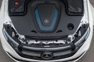 Proč má elektrický Mercedes EQC pod kapotou kryt jako od běžného motoru?
