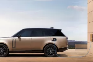 Range Rover do zásuvky má české ceny. Dojezd 113 km na baterie nedá pod 3,5 milionu