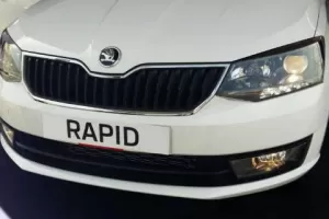 Škoda Rapid sedan dostala facelift. Opět vypadá jako Fabia