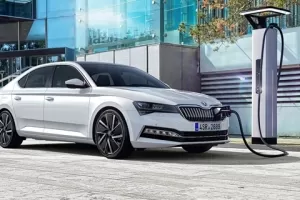 Škoda Superb facelift 2019 oficiálně: Konečně hybrid! Bezpečnější Škoda neexistuje
