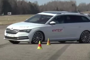 Škoda Superb iV propadla v losím testu. VW Passat GTE si nevedl o moc lépe
