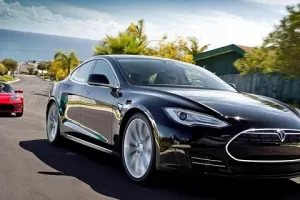 Tesla Model S: nečekaná premiéra, prodej prakticky začíná