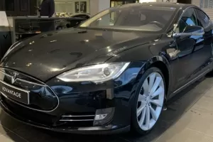 Tesla Model S po 317.000 km je na prodej v Praze. Potřebuje péči, ale nevypadá zle