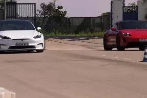 Tesla Model S Plaid zvládla obávaný losí test na výbornou. Pak se utkala s Porsche Taycan GTS