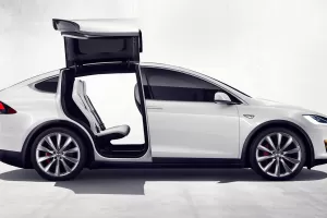 Tesla pustila z továrny Model X bez důležité výztuhy. Zákazníkovi musela dodat nové auto