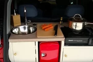 Toužíte mít kuchyň ve svém elektromobilu? Zde je návod na videu