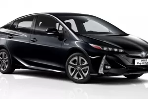 Toyota lehce vylepšila Prius Plug-in Hybrid. Hlavní novinkou je pět míst k sezení
