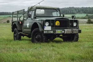 V Česku jezdí raritní Kaiser Jeep M715 z období Vietnamské války. Svezli jsme se