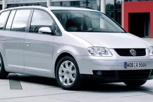 VW Touran slaví 15 let. Přišel pozdě, stále se však drží a zatápí Francouzům