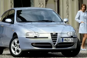 Vzpomínáme na Alfu Romeo 147: Italská kráska zažehla vášeň u mnoha motoristů. Museli ji ale umět používat