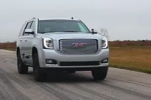 Video: Obří SUV GMC Yukon od Hennessey dá stovku za pět sekund