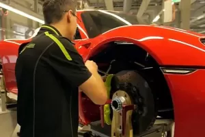 Video: Podívejte se, jak se ručně staví Porsche 918 Spyder
