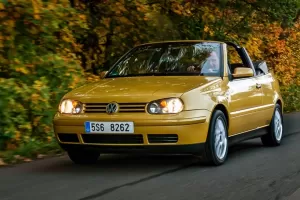 Volkswagen Golf Cabriolet jezdí skvěle i po letech, jen se občas zatřese. Ve zlaté barvě nejde přehlédnout