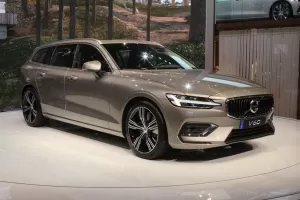 Galerie - Ženeva 2018: Prozkoumali jsme nové Volvo V60: Další zástupce švédské krásy - AutoRevue.cz