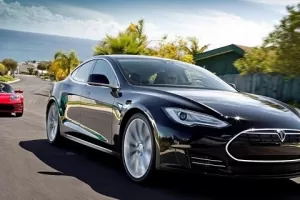 Zlomový okamžik? Elektrická Tesla se prodává lépe než VW Golf