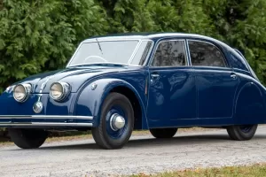 Zřejmě nejdražší Tatra 77 na světě jde do dražby. Je po šlechtici z Česka, přivést ji zpátky k životu stálo milion dolarů
