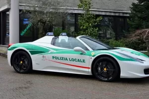 Policie v Miláně používá Ferrari po mafiánovi. Zabavené auto teď „šíří dobro