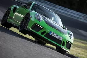 Kamarádská výpomoc. Času Porsche 911 GT3 RS na Nürburgringu pomohl Chevrolet