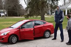 VIDEO: Basketbalista a normální auto. Naskládá se 2,3metrový dlouhán dovnitř?