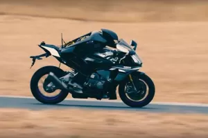 VIDEO: Valentino Rossi nakopal zadek robotovi na motorce. Budoucnost je daleko