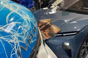 Fotogalerie: Nehoda elektromobilu Nio na veletrhu e-Salon