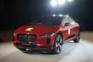 Evropským autem roku je elektrický Jaguar, zvítězil nejtěsněji v historii