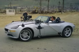 Britům vadí, že jejich agent 007 jezdí v německém autě