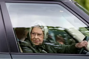 Fotogalerie: Královna Elizabeth II. řídí i v devadesáti letech svůj Range Rover. Snímek je z...