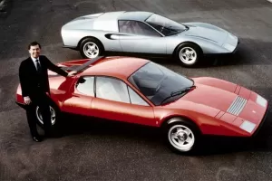Fotogalerie: Ferrari BB v popředí a u něj Leonardo Fioravanti, stříbrné auto vzadu je...