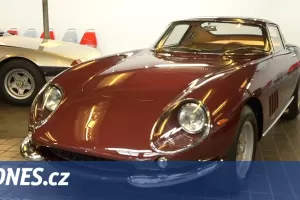Italská šlechta se naparuje v technickém muzeu. Ferrari slaví 70 let